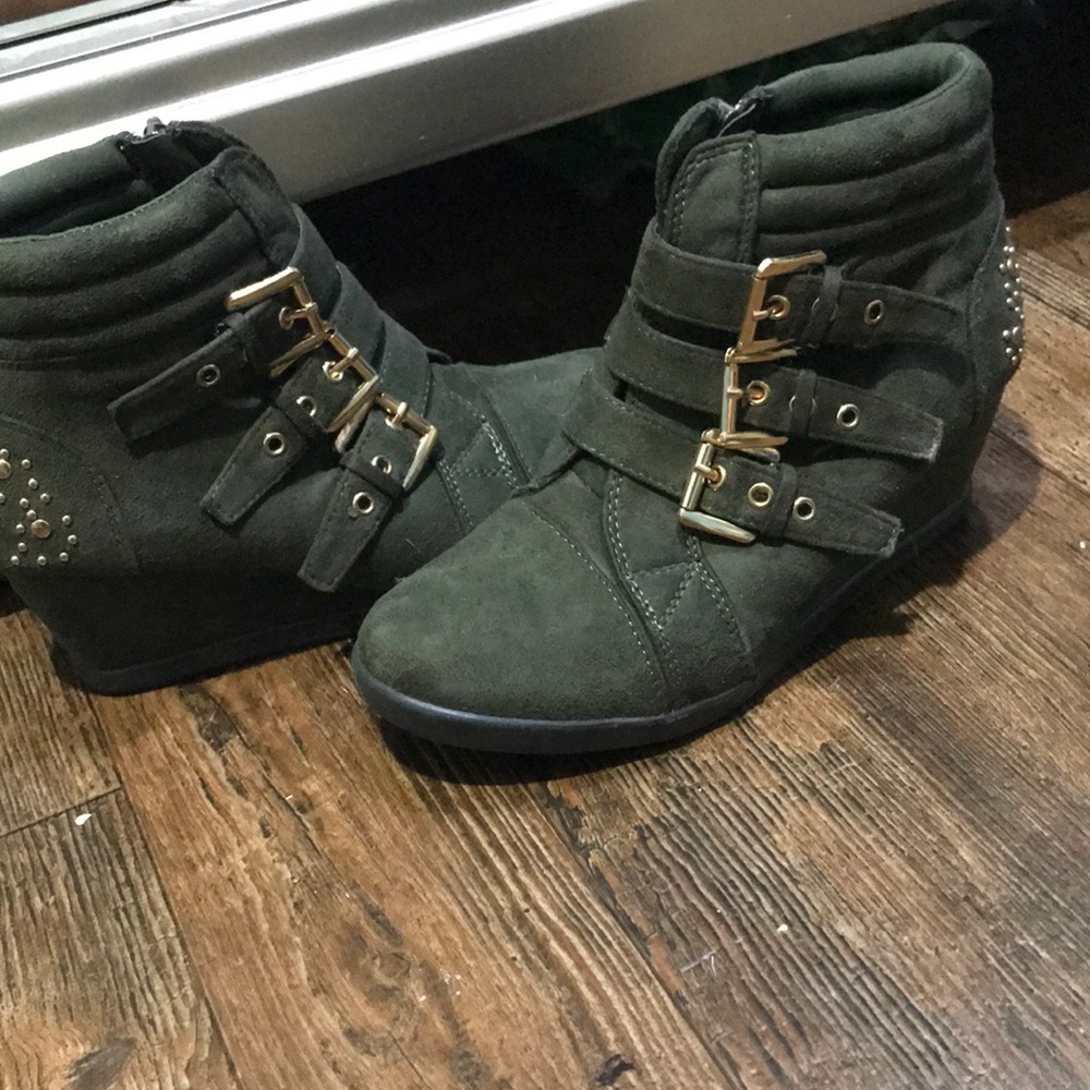 Olive green ankle wedged shoes